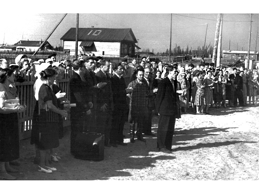 1963 год. На открытии новой средней школы в посёлке Урдома. 1 сентября. Фото из книги О. Угрюмова И сто дорог со школьного двора