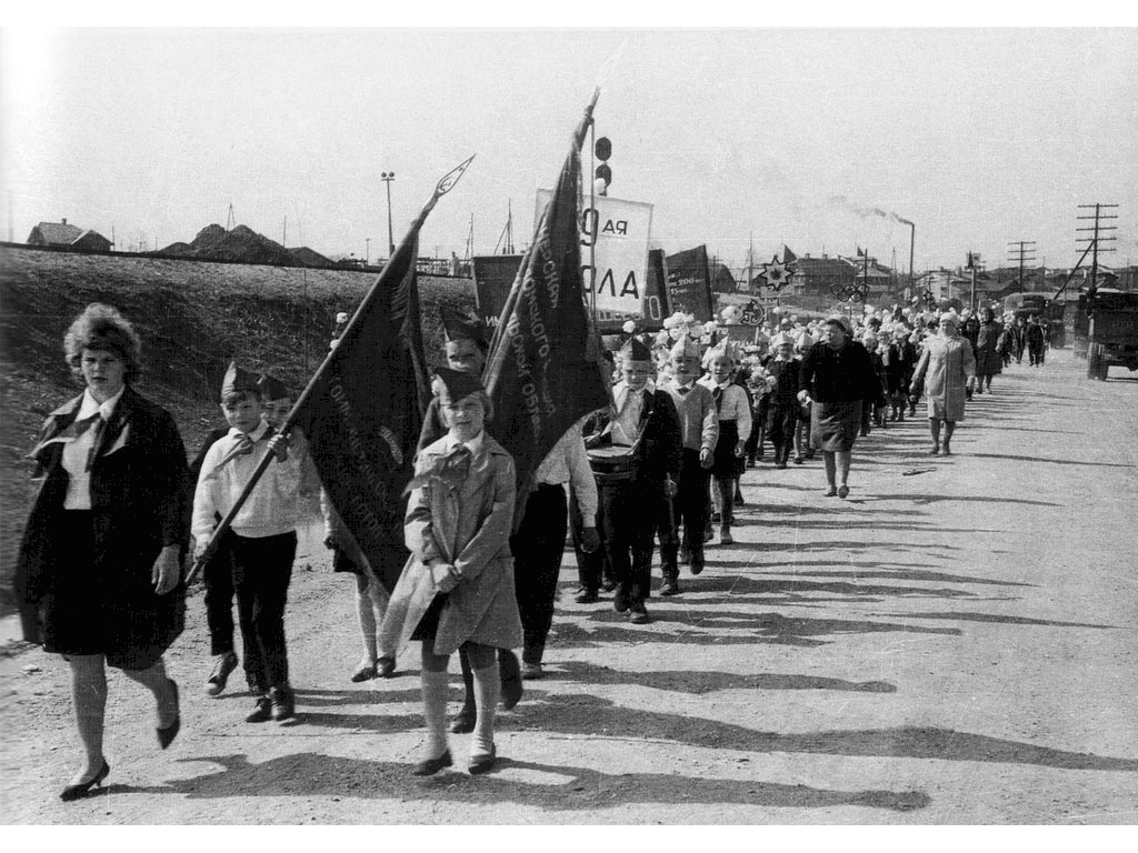 1967 год. День пионерии. На снимке 29 школа