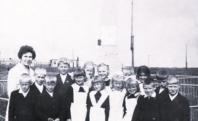 Ученики 2-го и 4-го классов Ластольской школы с Верой Николаевной Вешняковой, 1974 год