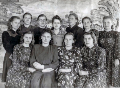 Выпуск 1952 года с учителями