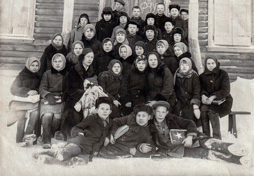 22.02.1934 г. около деревянного здания школы ред.jpg