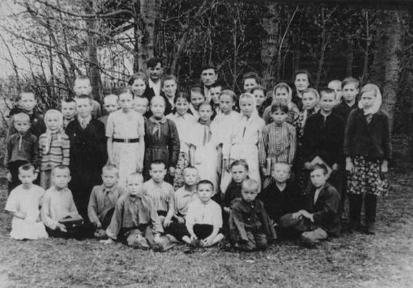 Ученики Заячерицкой школы 1957 год.png Ученики Заячерицкой школы 1957 год.png