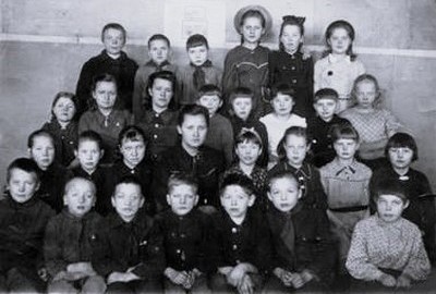 Ластольская школа, 1946/47 уч. год, 3-й класс с Анной Фёдоровной и Александрой Васильевной